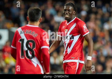 Valencia, Spanien. Dezember 2024. MADRID, SPANIEN - 7. DEZEMBER: Randy Nteka greift das Mittelfeld von Rayo Vallecano an, während des LaLiga EA Sports Matches zwischen Valencia CF und Rayo Vallecano am 7. Dezember 2024 im Mestalla Stadion in Valencia, Spanien. (Foto von Jose Torres/Photo Players Images/Magara Press) Credit: Magara Press SL/Alamy Live News Stockfoto