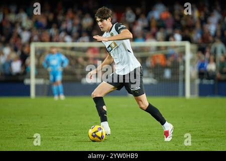 Valencia, Spanien. Dezember 2024. MADRID, SPANIEN - 7. DEZEMBER: Javi Guerra Central Mittelfeld von Valencia CF läuft mit dem Ball während des LaLiga EA Sports Matches zwischen Valencia CF und Rayo Vallecano am 7. Dezember 2024 im Mestalla Stadion in Valencia. (Foto von Jose Torres/Photo Players Images/Magara Press) Credit: Magara Press SL/Alamy Live News Stockfoto