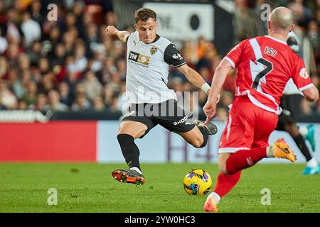 Valencia, Spanien. Dezember 2024. MADRID, SPANIEN - 7. DEZEMBER: Der Deutsche Valera verließ den Winger von Valencia CF während des LaLiga EA Sports Matches zwischen Valencia CF und Rayo Vallecano am 7. Dezember 2024 im Mestalla Stadion in Valencia. (Foto von Jose Torres/Photo Players Images/Magara Press) Credit: Magara Press SL/Alamy Live News Stockfoto