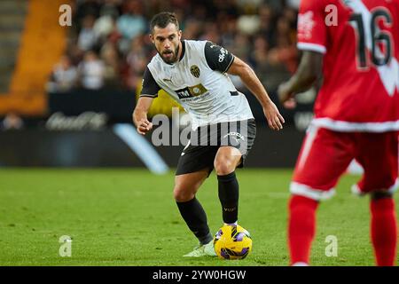 Valencia, Spanien. Dezember 2024. MADRID, SPANIEN - 7. DEZEMBER: Luis Rioja verließ Winger von Valencia CF Runs mit dem Ball während des LaLiga EA Sports Matches zwischen Valencia CF und Rayo Vallecano am 7. Dezember 2024 im Mestalla Stadion in Valencia. (Foto von Jose Torres/Photo Players Images/Magara Press) Credit: Magara Press SL/Alamy Live News Stockfoto