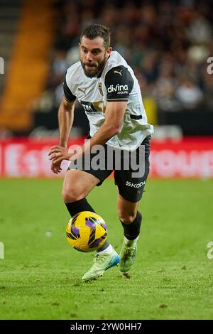 Valencia, Spanien. Dezember 2024. MADRID, SPANIEN - 7. DEZEMBER: Luis Rioja verließ Winger von Valencia CF Runs mit dem Ball während des LaLiga EA Sports Matches zwischen Valencia CF und Rayo Vallecano am 7. Dezember 2024 im Mestalla Stadion in Valencia. (Foto von Jose Torres/Photo Players Images/Magara Press) Credit: Magara Press SL/Alamy Live News Stockfoto