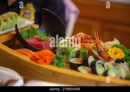 Sushi, Sashimi und Rollen in einem Boot für eine Party Stockfoto