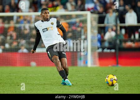 Valencia, Spanien. Dezember 2024. MADRID, SPANIEN - 7. DEZEMBER: Cristhian Mosquera Centre-back von Valencia CF übergibt den Ball während des LaLiga EA Sports Matches zwischen Valencia CF und Rayo Vallecano im Mestalla Stadium am 7. Dezember 2024 in Valencia. (Foto von Jose Torres/Photo Players Images/Magara Press) Credit: Magara Press SL/Alamy Live News Stockfoto