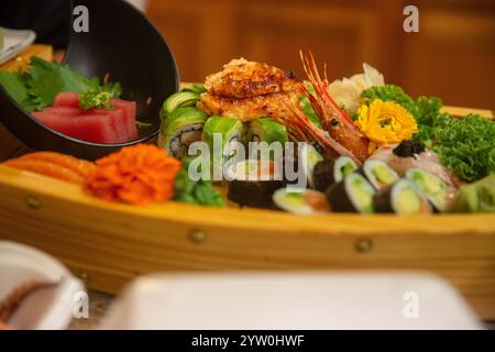 Sushi, Sashimi und Rollen in einem Boot für eine Party Stockfoto
