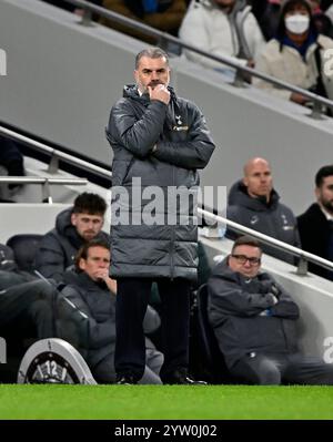 London, Großbritannien. Dezember 2024. Ange Postecoglou (Spurs-Manager) sieht während des Tottenham Hotspur V Chelsea Barclays Premier League Matches im Tottenham Hotspur Stadium in London besorgt aus. Dieses Bild ist NUR für REDAKTIONELLE ZWECKE bestimmt. Für jede andere Verwendung ist eine Lizenz von Football DataCo erforderlich. Quelle: MARTIN DALTON/Alamy Live News Stockfoto