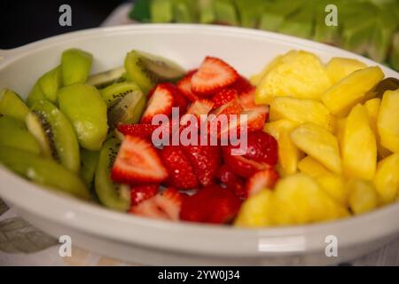 Mischung aus frischem Obst als Beilage für Joghurt oder Obstsalat Stockfoto