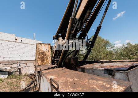 Industriemaschinen gegen einen klaren blauen Himmel. Stockfoto