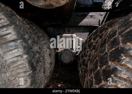 Nahaufnahme von Maschinenkomponenten unter Reifen. Stockfoto