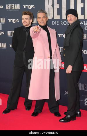 Jonno Davis gemeinsam mit Robbie Williams und Michael Gracey auf dem roten Teppich bei der Deutschlandpremiere von BETTER MAN - die Robbie Williams St Stockfoto