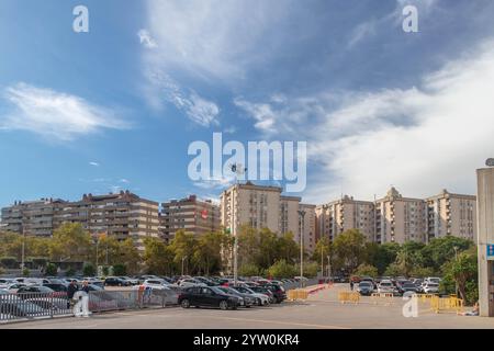 Beliebtes Viertel von Barcelona, ​​with große Parkplätze. Stockfoto