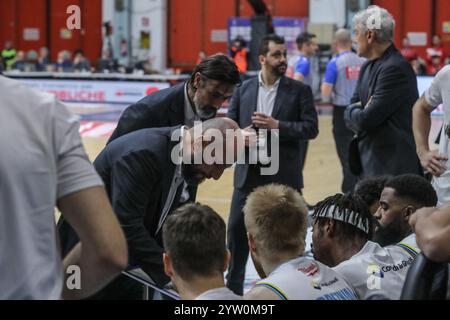 Cremona, Italien. Dezember 2024. Demis Cavina (Vanoli Cremona) während des Spiels Vanoli Basket Cremona vs Openjobmetis Varese, italienische Basketball Serie A in Cremona, Italien, 08. Dezember 2024 Credit: Independent Photo Agency/Alamy Live News Stockfoto