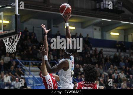 Cremona, Italien. Dezember 2024. Tariq Owens (Vanoli Cremona) während des Spiels Vanoli Basket Cremona vs Openjobmetis Varese, italienische Basketball Serie A in Cremona, Italien, 08. Dezember 2024 Credit: Independent Photo Agency/Alamy Live News Stockfoto