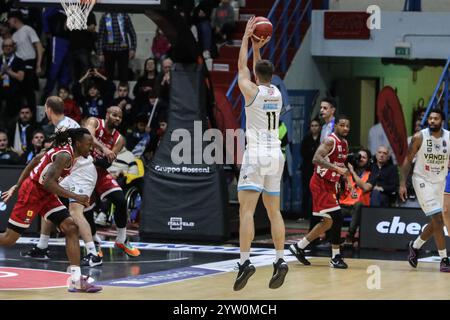 Cremona, Italien. Dezember 2024. Stefan Nikolic (Vanoli Cremona) während des Spiels Vanoli Basket Cremona vs Openjobmetis Varese, italienische Basketball Serie A in Cremona, Italien, 08. Dezember 2024 Credit: Independent Photo Agency/Alamy Live News Stockfoto