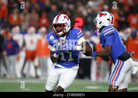 7. Dezember 2024: Southern Methodist Mustangs Running Back LJ Johnson Jr. (11) übernimmt die Übergabe während des ACC Championship-Spiels zwischen den Clemson Tigers und den SMU Mustangs im Bank of America Stadium in Charlotte, NC. Jonathan Huff/CSM Stockfoto