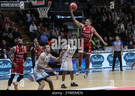 Cremona, Italien. Dezember 2024. Matteo Librizzi (Openjobmetis Varese) während Vanoli Basket Cremona vs Openjobmetis Varese, Italian Basketball Series A Match in Cremona, Italien, 08. Dezember 2024 Credit: Independent Photo Agency/Alamy Live News Stockfoto