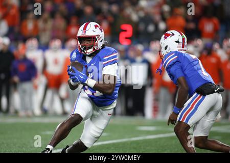 7. Dezember 2024: Southern Methodist Mustangs Running Back LJ Johnson Jr. (11) übernimmt die Übergabe während des ACC Championship-Spiels zwischen den Clemson Tigers und den SMU Mustangs im Bank of America Stadium in Charlotte, NC. Jonathan Huff/CSM Stockfoto