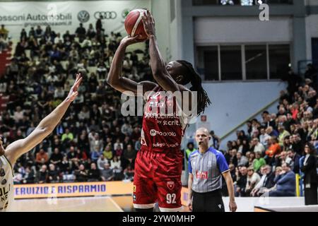 Cremona, Italien. Dezember 2024. Jaron Johnson (Openjobmetis Varese) während des Spiels Vanoli Basket Cremona vs Openjobmetis Varese, Italian Basketball Series A Match in Cremona, Italien, 08. Dezember 2024 Credit: Independent Photo Agency/Alamy Live News Stockfoto