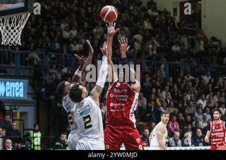 Cremona, Italien. Dezember 2024. Alex Tyus (Openjobmetis Varese) während Vanoli Basket Cremona vs Openjobmetis Varese, italienische Basketball Serie A Spiel in Cremona, Italien, 08. Dezember 2024 Credit: Independent Photo Agency/Alamy Live News Stockfoto