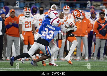 7. Dezember 2024: Der Clemson Tigers Wide Receiver Bryant Wesco Jr. (12) tritt im Bank of America Stadium in Charlotte (NC) gegen die Verteidiger der Southern Methodist Mustangs an. Jonathan Huff/CSM Stockfoto