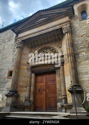 Majestätischer Eingang der St. Georg Basilika in Prag Stockfoto