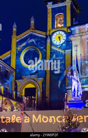 Italienisches Dorf namens Moncalieri bei Nacht, mit Weihnachtsbeleuchtung und Dekoration Stockfoto