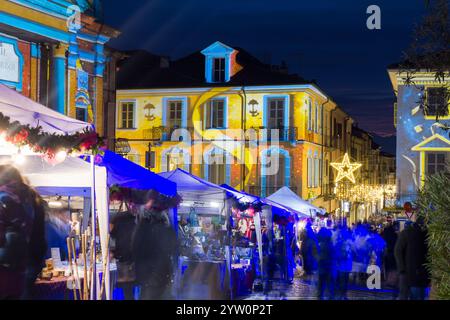 Italienisches Dorf namens Moncalieri bei Nacht, mit Weihnachtsbeleuchtung und Dekoration Stockfoto