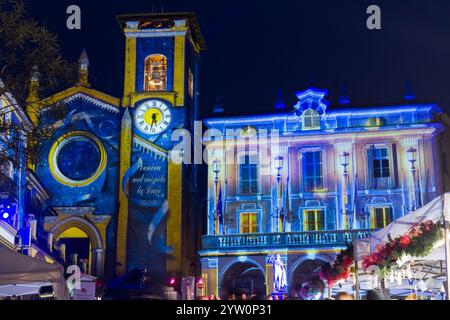 Italienisches Dorf namens Moncalieri bei Nacht, mit Weihnachtsbeleuchtung und Dekoration Stockfoto