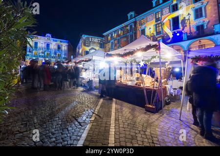 Italienisches Dorf namens Moncalieri bei Nacht, mit Weihnachtsbeleuchtung und Dekoration Stockfoto