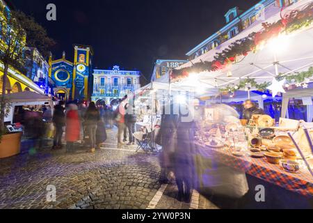 Italienisches Dorf namens Moncalieri bei Nacht, mit Weihnachtsbeleuchtung und Dekoration Stockfoto