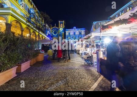 Italienisches Dorf namens Moncalieri bei Nacht, mit Weihnachtsbeleuchtung und Dekoration Stockfoto