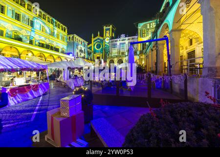 Italienisches Dorf namens Moncalieri bei Nacht, mit Weihnachtsbeleuchtung und Dekoration Stockfoto