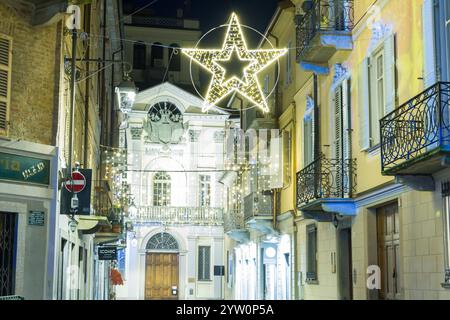 Italienisches Dorf namens Moncalieri bei Nacht, mit Weihnachtsbeleuchtung und Dekoration Stockfoto