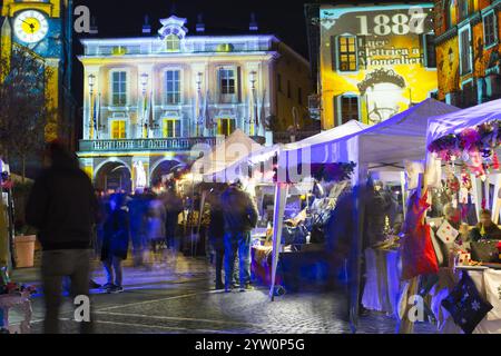 Italienisches Dorf namens Moncalieri bei Nacht, mit Weihnachtsbeleuchtung und Dekoration Stockfoto