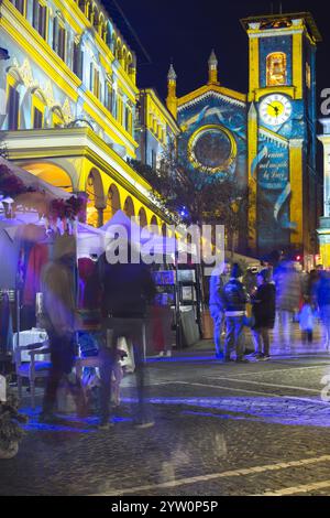 Italienisches Dorf namens Moncalieri bei Nacht, mit Weihnachtsbeleuchtung und Dekoration Stockfoto