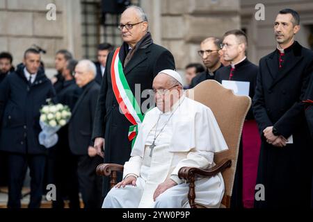 Rom, Italien. Dezember 2024. Papst Franziskus führt den traditionellen Akt der Verehrung der Heiligen Jungfrau Maria vor der Statue der Unbefleckten Empfängnis auf der Piazza di Spagna in Rom aus. Quelle: SOPA Images Limited/Alamy Live News Stockfoto