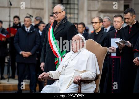 Rom, Italien. Dezember 2024. Papst Franziskus führt den traditionellen Akt der Verehrung der Heiligen Jungfrau Maria vor der Statue der Unbefleckten Empfängnis auf der Piazza di Spagna in Rom aus. Quelle: SOPA Images Limited/Alamy Live News Stockfoto