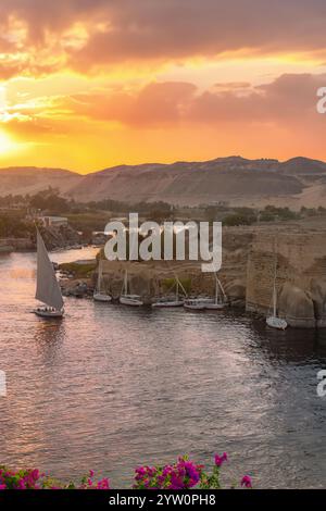 Eine Feluke auf dem Nil in Assuan bei Sonnenuntergang, Assuan, Ägypten Stockfoto