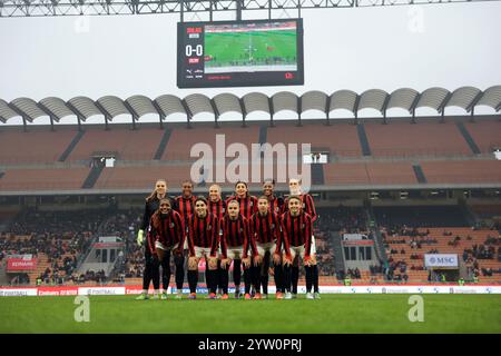 Mailand, Italien. Dezember 2024. Der AC Mailand startet elf für ein Teamfoto vor dem Auftakt in der hinteren Reihe ( L bis R ); Laura Giuliani, Allyson Swaby, Emma Koivisto, Nadia Nadim, Chante-Mary Dompig und Julie Piga in der ersten Reihe ( L bis R); Evelyn Ijeh, Marta Mascarello, Monica Renzotti, Giorgia Arrigoni und Angelica Soffia, in der Serie A Femminile Match im Stadio Giuseppe Meazza, Mailand. Der Bildnachweis sollte lauten: Jonathan Moscrop/Sportimage Credit: Sportimage Ltd/Alamy Live News Stockfoto