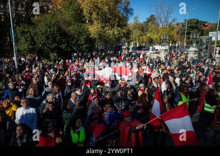 Madrid, Spanien. Dezember 2024. Mehrere Leute beobachten eine Parade zum zweihundertjährigen Bestehen Perus auf einer Straße im Zentrum von Madrid. Die peruanischen Einwohner Spaniens feierten heute morgen eine Parade, die von der peruanischen Botschaft in Madrid organisiert wurde. Verschiedene Folklore-Gruppen und -Kollektive nahmen an der Feier des 200-jährigen Jubiläums der Unabhängigkeit Perus von Spanien Teil, gekleidet in verschiedenen traditionellen Trachten aus dem südamerikanischen Land. Quelle: SOPA Images Limited/Alamy Live News Stockfoto