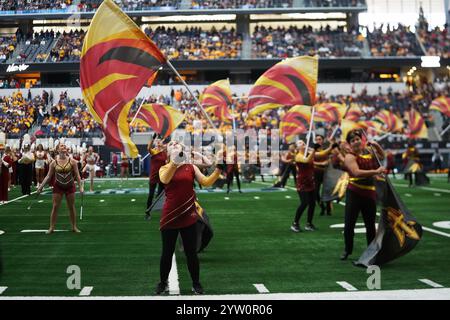 Arlington, Texas, USA. Dezember 2024. Mitglieder der Farbenwächterteams während der Dr Pepper BIG 12 Championship 2024 zwischen Arizona State Sun Devils und Iowa State Cyclones spielten im AT&T Stadium. Das Finale des Arizona State schlägt Iowa State 45-19. Am 7. Dezember 2024 in Arlington, Texas (Credit Image: © Javier Vicencio/eyepix via ZUMA Press Wire) NUR REDAKTIONELLE VERWENDUNG! Nicht für kommerzielle ZWECKE! Stockfoto