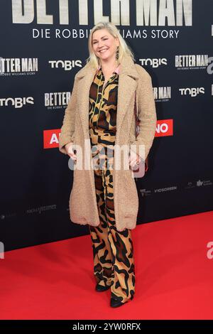 Aleksandra Bechtel bei der „Better man - die Robbie Williams Story“ Filmpremiere am 8.12.2024 im Cinedom in Köln Stockfoto