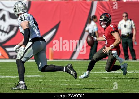 Tampa, Usa. Dezember 2024. Der Linebacker Robert Spillane (41) verfolgt Tampa Bay Buccaneers Quarterback Baker Mayfield (6), während er in der ersten Halbzeit im Raymond James Stadium in Tampa, Florida am Sunay, 8. Dezember 2024 aus der Tasche krabbelt. Foto: Steve Nesius/UPI Credit: UPI/Alamy Live News Stockfoto