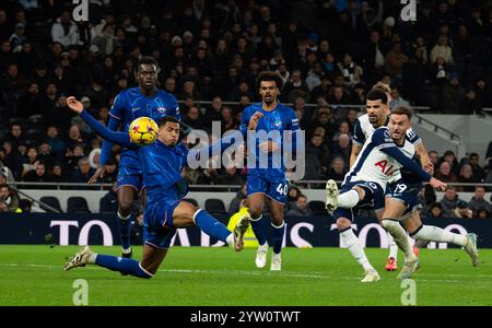 London, Großbritannien. Dezember 2024. James Maddison von Tottenham Hotspur hat am Sonntag, den 8. Dezember 2024, im Tottenham Hotspur Stadium in London einen Torschuss im Premier League-Spiel Tottenham Hotspur gegen Chelsea. Dieses Bild darf nur für redaktionelle Zwecke verwendet werden. Foto nur für redaktionelle Verwendung von Sandra Mailer/Andrew Orchard Sportfotografie/Alamy Live News Credit: Andrew Orchard Sportfotografie/Alamy Live News Stockfoto