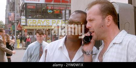 STIRB HARD WITH A RACHE 1995 20th Century Fox Film mit Bruce Willis rechts und Samuel L. Jackson Stockfoto
