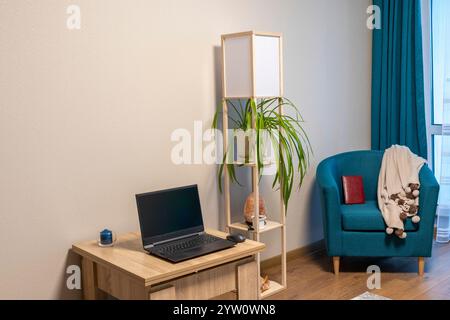 Nahaufnahme der gemütlichen Ecke im Apartment mit komfortablem Sessel Stockfoto