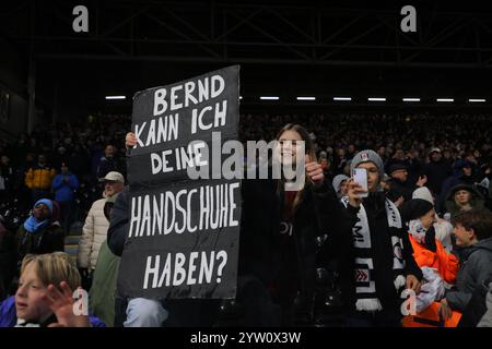 Craven Cottage, Fulham, London, Großbritannien. Dezember 2024. Premier League Football, Fulham gegen Arsenal; Ein Fan bittet um Handschuhe von Torwart Bernd Leno in German Credit: Action Plus Sports/Alamy Live News Stockfoto