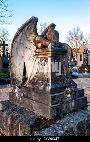 Die Statue des „weinenden Engels“ auf dem Friedhof Notre-Dame der Stadt Luxemburg zeigt einen Engel, der vor Trauer zusammengebrochen ist, und symbolisiert tiefe Trauer. Stockfoto