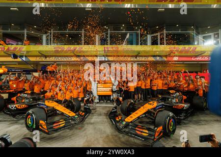 Yas Marina, Abu Dhabi. Dezember 2024. Das McLaren F1-Team feiert die Konstruktor-Weltmeisterschaft 2024 während des Renntages am Sonntag des Formel 1 Etihad Airways Abu Dhabi Grand Prix 2024, Yas Marina, Abu Dhabi 6-8. Dezember 2024 Credit: Alessio de Marco/Alamy Live News Stockfoto