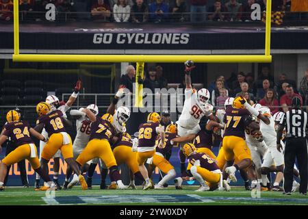 Arlington, Usa. Dezember 2024. Der defensive Lineman Justin Wodtly #95 von Arizona State versucht, den Carston Kiefer Kick #26 von Iowa State während der Dr Pepper BIG 12 Championship 2024 im AT&T Stadium zu blockieren. Das Finale des Arizona State schlägt Iowa State 45-19. Am 7. Dezember 2024 in Arlington, Texas (Foto: Javier Vicencio/Eyepix Group/SIPA USA) Credit: SIPA USA/Alamy Live News Stockfoto