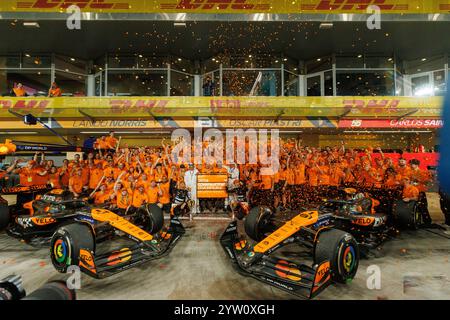 Yas Marina, Abu Dhabi. Dezember 2024. Das McLaren F1-Team feiert die Konstruktor-Weltmeisterschaft 2024 während des Renntages am Sonntag des Formel 1 Etihad Airways Abu Dhabi Grand Prix 2024, Yas Marina, Abu Dhabi 6-8. Dezember 2024 Credit: Alessio de Marco/Alamy Live News Stockfoto